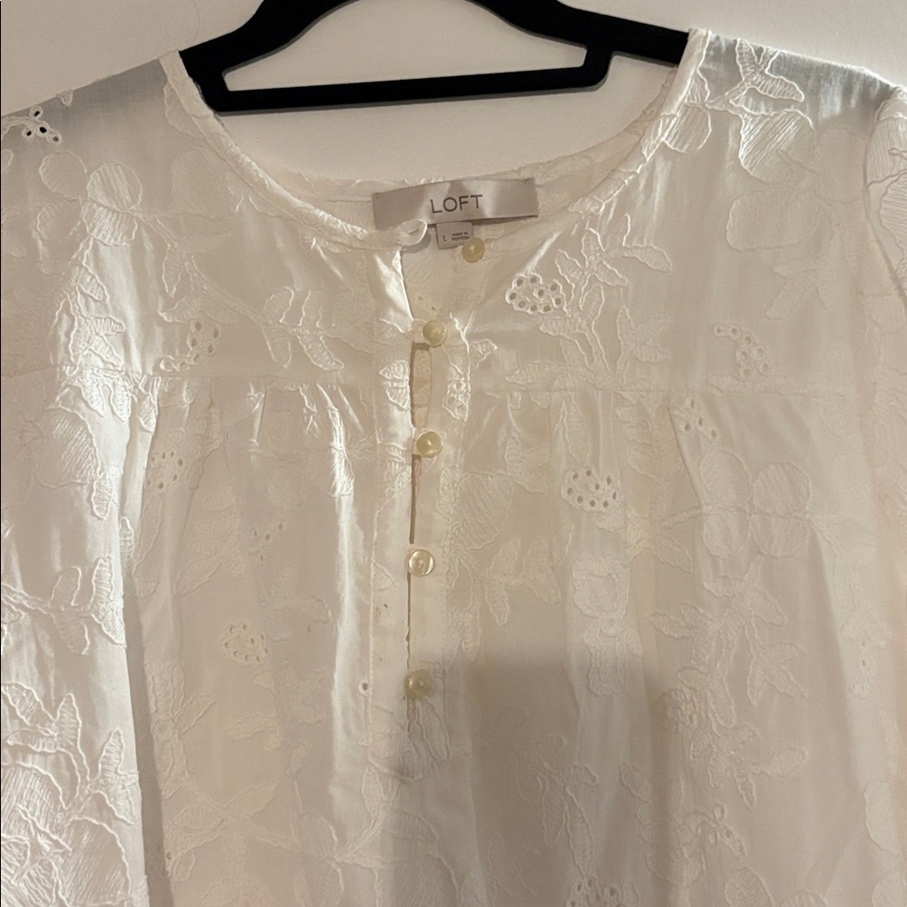 5/$25!! NWOT LOFT white Floral embroidered top - Picture 4 of 8